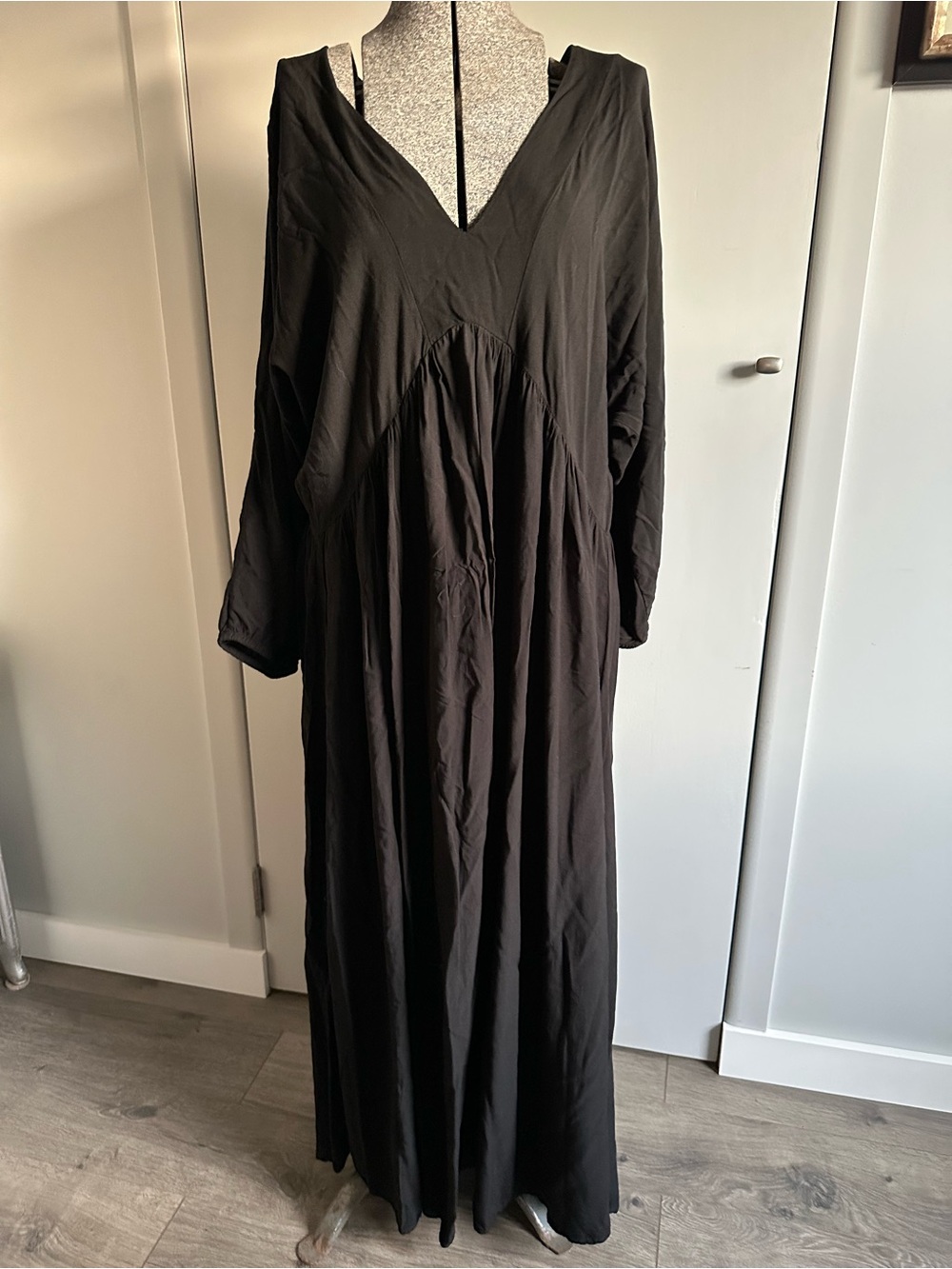 Anthropologie Malai Black V-Neck Long Sleeve Maxi Dress with Side Slits Size L - Picture 4 of 9